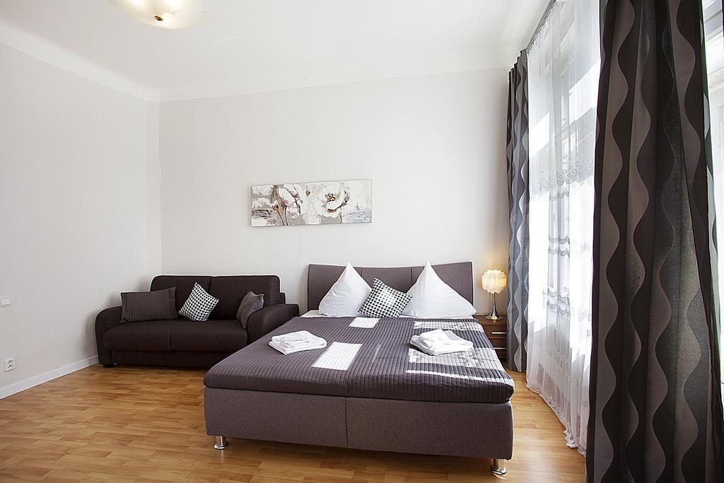 Spacious Ruterra 3bdr Flat Apartament Praga